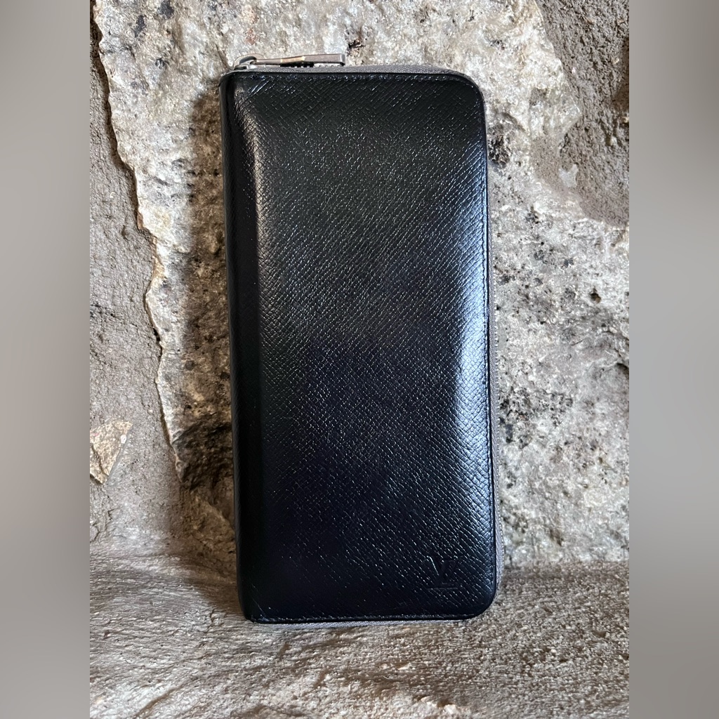 Louis Vuitton Taiga Vertical Leather Zippy Around Long Wallet / Card Holder